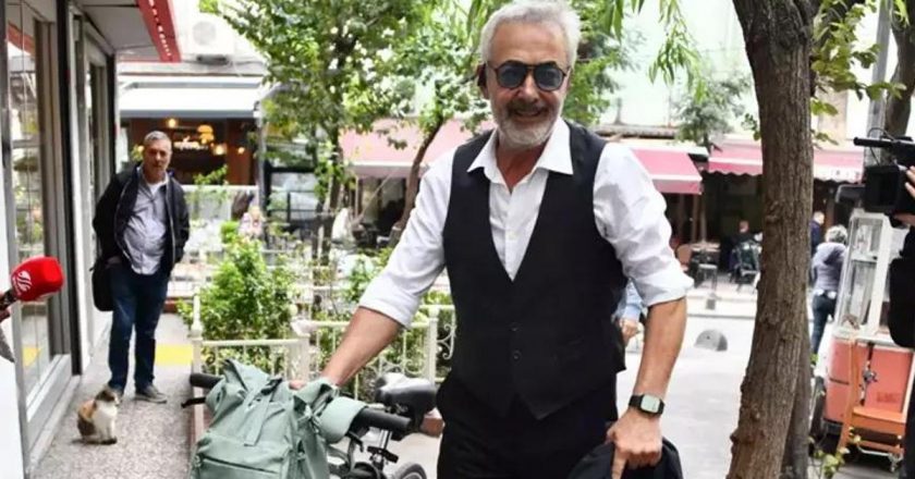 Mehmet Aslantuğ bisikletiyle Cihangir'de: 3 yılda 42 bin kilometre yol yaptım